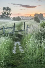 Keuken foto achterwand Kaki Mooie levendige zomerzonsopgang boven het Engelse platteland