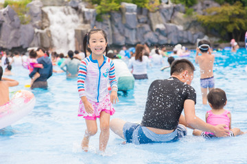 プールで遊ぶ女の子
