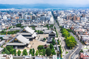 東本願寺と京都の町並み