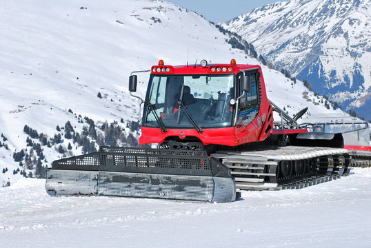 Retirez Le Chasse-neige De Neige De Pente De Ski Photo stock - Image du  charrue, retirez: 8086396