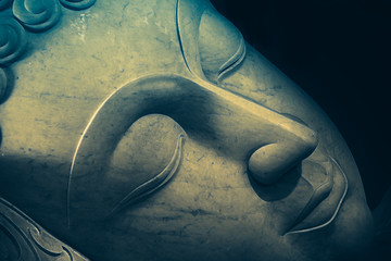 Gros plan sur le beau visage de Bouddha endormi avec un effet d& 39 art de la peinture.