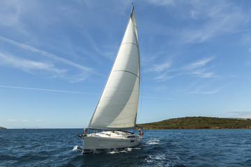 Yachts à voile avec voiles blanches dans la mer Égée. Bateaux de croisière de luxe.