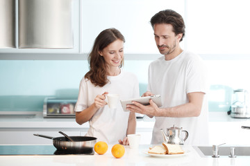 Obraz na płótnie Canvas Couple cooking breakfast