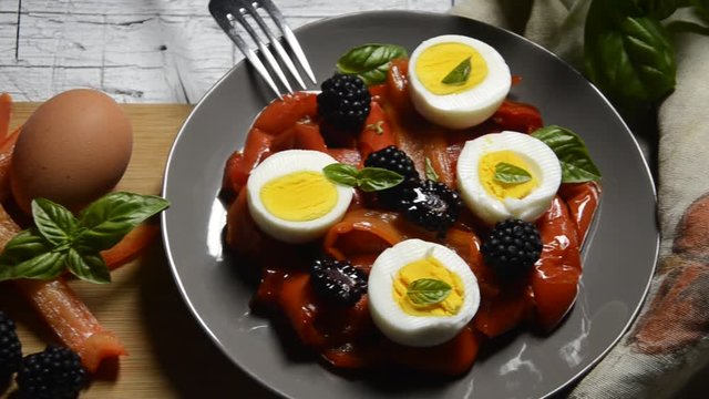 Eggs peppers blackberries basil Trứng ớt blackberries húng quế Uova peperonata more basilico Huevos pimientos moras albahaca Eier paprika brombeeren basilikum Sommerküche Cucina estiva