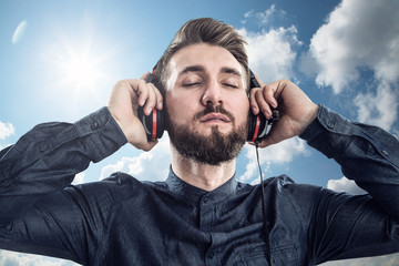Mann mit Kopfhörer genießt Musik