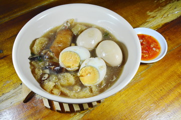 braised fish maw in red gravy topping boiled egg and spicy chili sauce