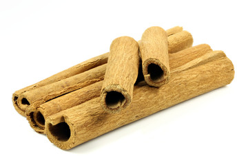 Zimtstangen isoliert auf weißem Hintergrund