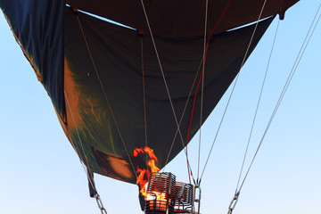 Obraz premium Colorful hot air balloon early in the morning