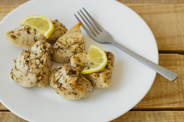 White chopped meat flavored with thyme, pepper and lemon and served on a white classic plate