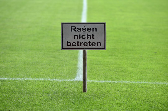 Schild Verbot Rasen nicht betreten