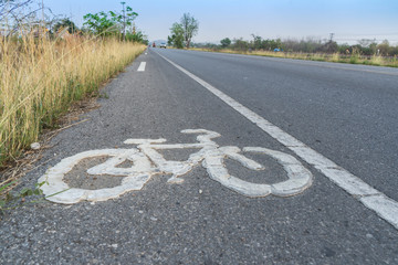 Obraz premium Bicycle symbol on city street