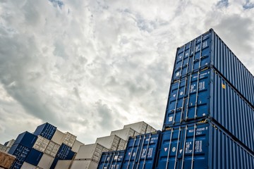Dunkle Wolken/Container