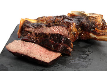 Gegrilltes Tomahawk Steak auf Granitplatte