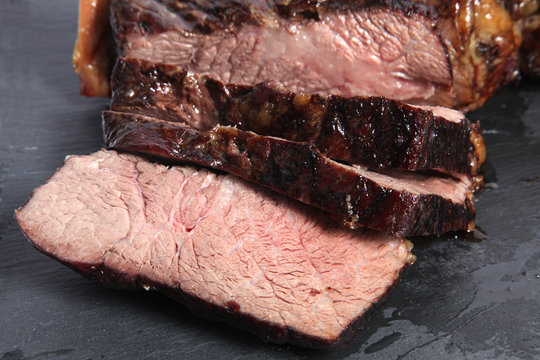 Gegrilltes Tomahawk Steak auf Granitplatte