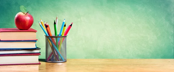 Deurstickers School Appel op stapel boeken met potloden en leeg schoolbord - terug naar school