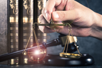金の天秤と法律