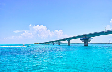 池間大橋と漁船