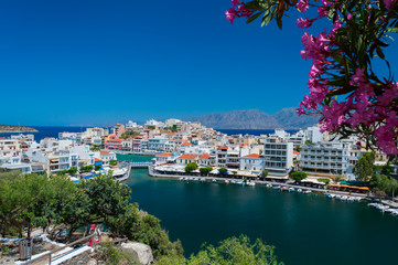 Вид с горы на озеро и город на его берегах, Агиос Николаос, Крит, Греция