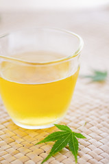 ガラスの器に入った麦茶