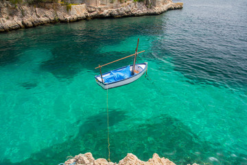 Obraz premium top view of small boat on azure sea