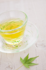 ガラスの器に入った麦茶