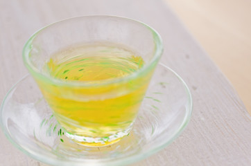 ガラスの器に入った麦茶