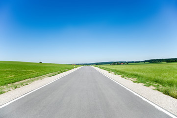 Leere Teerstraße mit blauem Himmel