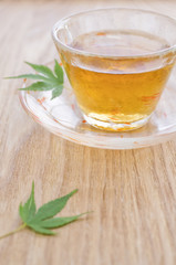 ガラスの器に入った麦茶