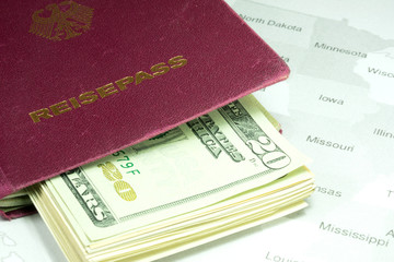 Ein deutscher Reisepass, Bargeld und eine USA Landkarte