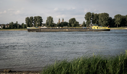 Schiffe in Langel bei Köln