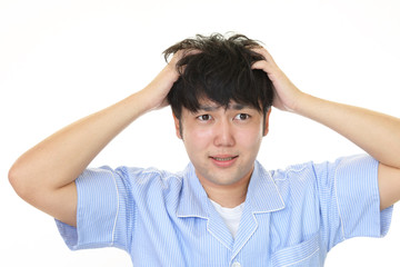 困惑した表情の男性