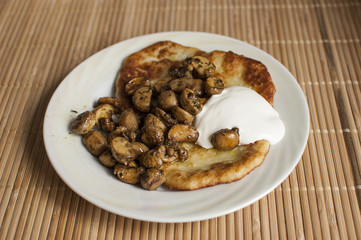 potato pancakes with mushrooms and sour cream