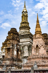 Fototapeta premium スコータイ遺跡の仏像と仏塔