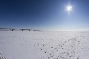 Волга зимой в районе города Саратова, мост между городами Саратов и Энгельс