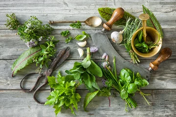 Keuken spatwand met foto fresh herbs and spices on wooden table © Alexander Raths