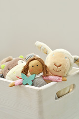 Kinderspielzeug in Holzkiste