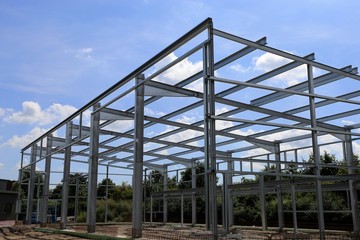 Stahlkonstruktion einer neuen Gewerbehalle