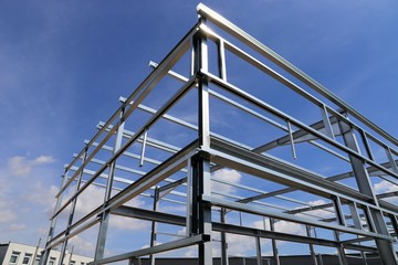 Stahlkonstruktion einer neuen Gewerbehalle