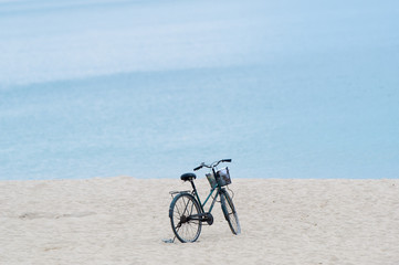 Fototapeta premium Bicycle with Basket parked on the sandy beach.