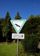 Schild zur Trauerhalle