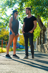 Obraz premium Young couple talking in the sunset in a urban environment