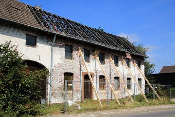 Hausruine abgestützt wegen Einsturzgefahr