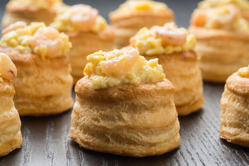 Vol-au-vent ripieni con uova e code di gamberetti