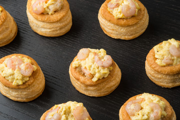 Vol-au-vent ripieni con uova e code di gamberetti