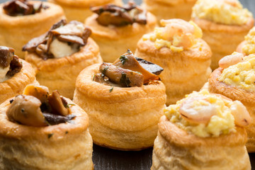 Vol-au-vent ripieni su un tavolo nero