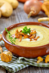 Cremige Kartoffelsuppe mit frischen Pfifferlingen und Creme fraiche - Cream of potato soup with fresh chanterelles and creme fraiche