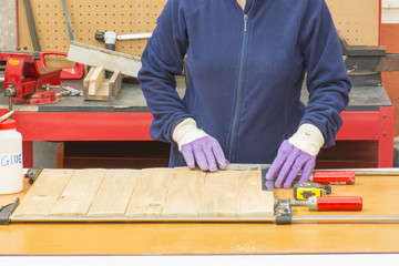 persona trabajando, carpintero comprueba medidas con la escuadra