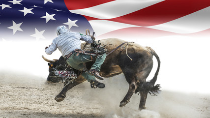 cowboy tombant d'un taureau pendant un rodeo - obrazy, fototapety, plakaty