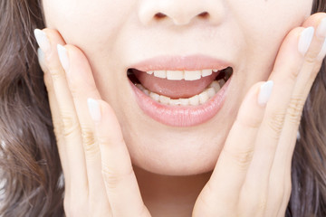 Obraz premium 顔アップ 口もと 驚く 叫ぶ 汎用 ミドル女性 美容 ネイル 目線なしボディパーツ