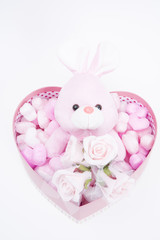 ハートのギフトボックスに入ったうさぎのぬいぐるみ
